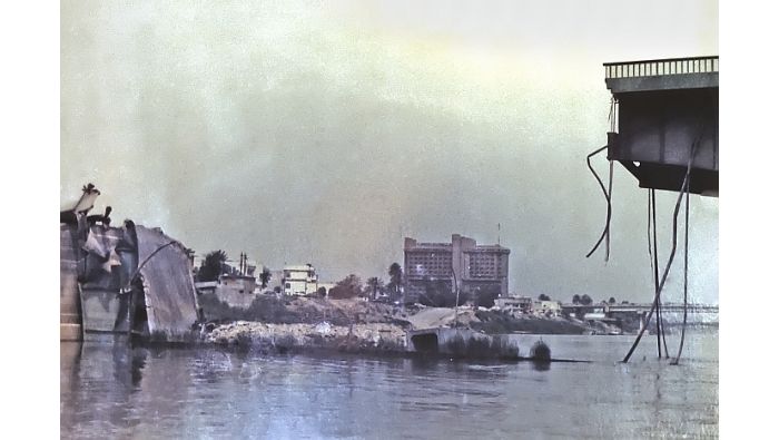 Die Jumhurija-Brücke in Bagdad nach dem Bombenangriff.